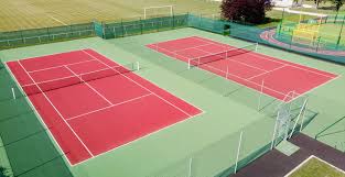 La construction de courts de tennis en résine synthétique à Nice est un pas en avant significatif pour encourager l'activité physique .