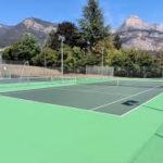 # Pourquoi la Construction de Courts de Tennis en Résine Synthétique à Nice Est-Idéale pour les Clubs de Tennis Souhaitant Se Démarquer? ## Avantages Compétitifs de la Résine Synthétique pour les Clubs de Tennis à Nice La **construction de courts de tennis en résine synthétique** à **Nice** offre de nombreux avantages compétitifs. Cette surface offre une jouabilité et une durabilité exceptionnelles, deux aspects essentiels pour les clubs de tennis souhaitant se démarquer. La résine synthétique assure une surface de jeu uniforme et prévisible, améliorant l'expérience des joueurs. En outre, ces courts demandent moins d'entretien, permettant aux clubs de réduire leurs coûts opérationnels. ## Attraction des Joueurs de Tous Niveaux Les clubs de tennis à **Nice** bénéficient de la **construction de courts de tennis en résine synthétique** en attirant un large éventail de joueurs. Cette surface est adaptée à tous les niveaux, des débutants aux professionnels. Elle offre une excellente adhérence et un bon amortissement des chocs, ce qui est important pour la prévention des blessures. Ainsi, les clubs équipés de courts en résine synthétique peuvent attirer plus facilement des membres de différents niveaux et styles de jeu. ## Service Tennis: Un Partenaire de Choix pour les Clubs de Tennis à Nice Pour la **construction de courts de tennis en résine synthétique** à **Nice**, "Service Tennis" est un partenaire de choix. Reconnu pour son expertise et son professionnalisme, "Service Tennis" fournit des installations de haute qualité, adaptées aux besoins spécifiques de chaque club. Leur expérience garantit non seulement une construction de qualité, mais aussi un suivi et un entretien irréprochables, ce qui est crucial pour maintenir les standards élevés exigés par les clubs de tennis de haut niveau. ## Amélioration de l'Expérience Client et Membre Les clubs équipés de **courts de tennis en résine synthétique** à **Nice** améliorent significativement l'expérience de leurs membres. Ces courts offrent une expérience de jeu constante, indépendamment des conditions météorologiques. Cela signifie moins d'annulations de matchs et de séances d'entraînement, ce qui est très apprécié par les membres. En outre, l'esthétique moderne et professionnelle des courts en résine synthétique ajoute une valeur esthétique à l'ensemble du club, améliorant ainsi son attrait global. ## Impact Environnemental Positif Opter pour la **construction de courts de tennis en résine synthétique** à **Nice** a également un impact environnemental positif. Cette surface nécessite moins d'eau et de produits chimiques pour son entretien, ce qui est en accord avec les préoccupations écologiques actuelles. Les clubs de tennis faisant ce choix environnemental conscient peuvent donc se positionner comme des leaders dans la durabilité et l'écologie, un aspect de plus en plus important pour les membres et la communauté. ## Augmentation de la Valeur et du Prestige du Club Les clubs de tennis à **Nice** équipés de **courts en résine synthétique** augmentent leur valeur et leur prestige. Ces installations de haute qualité attirent non seulement une clientèle plus large, mais rehaussent également le statut du club dans le monde du tennis. Un club qui investit dans de telles installations démontre son engagement envers l'excellence et l'innovation, des qualités recherchées par les joueurs sérieux et les amateurs de tennis. ### Conclusion En conclusion, la **construction de courts de tennis en résine synthétique** à **Nice** est une stratégie idéale pour les clubs de tennis souhaitant se démarquer. Avec des avantages tels que la durabilité, l'attraction d'une large gamme de joueurs, et un impact environnemental positif, ces courts sont un investissement judicieux. "Service Tennis" se présente comme un partenaire fiable pour réaliser ces projets, garantissant aux clubs de tennis de **Nice** des installations de premier ordre qui les distinguent dans le paysage compétitif du tennis.