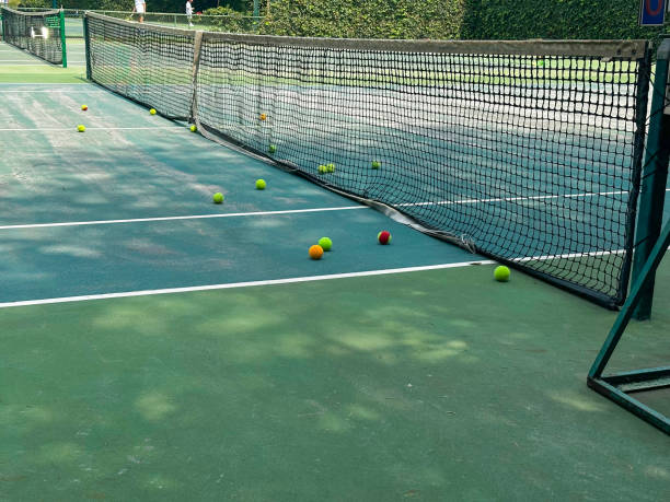 la sécurité sur les terrains est primordiale. À Nice, les constructeurs de terrains de tennis doivent suivre des critères stricts.