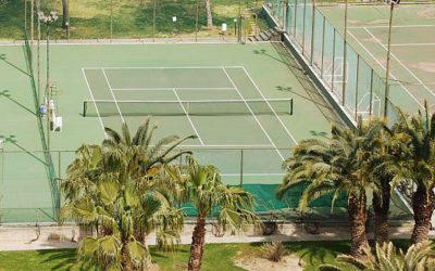 Comment les constructeurs de terrain de tennis à Nice intègrent-ils les équipements annexes (éclairage, sièges…)
