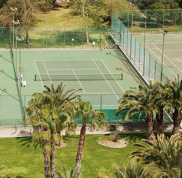 L'intégration des équipements annexes présente des défis. Les constructeurs de terrains de tennis à Nice doivent être ingénieux.