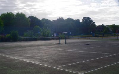 Quel est le processus de consultation initial avec un constructeur de terrains de tennis à Nice ?