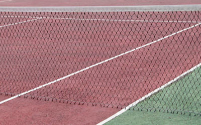 Comment les constructeurs de terrain de tennis à Nice se tiennent-ils informés des dernières normes?