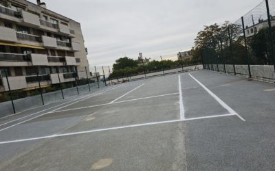 Comment Service Tennis gère-t-il l’évacuation des eaux sur les courts de tennis à Mougins ?