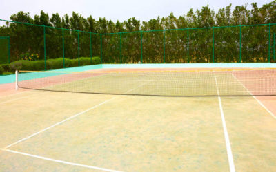 Comment Service Tennis gère-t-il les aspects techniques complexes dans la construction de courts de tennis à Mougins ?