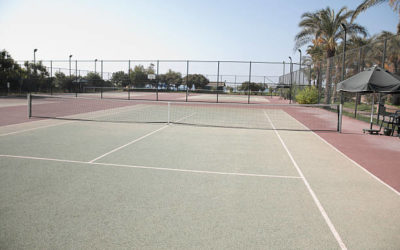 Comment Service Tennis garantit-il la satisfaction client dans la construction de courts de tennis à Mougins ?