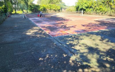 Comment les lignes de service sont-elles précisément tracées conformément aux règlements à Cannes ?