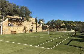 Lorsqu'il s'agit de la construction de terrains de tennis en gazon synthétique à Nice, la sécurité est primordiale.