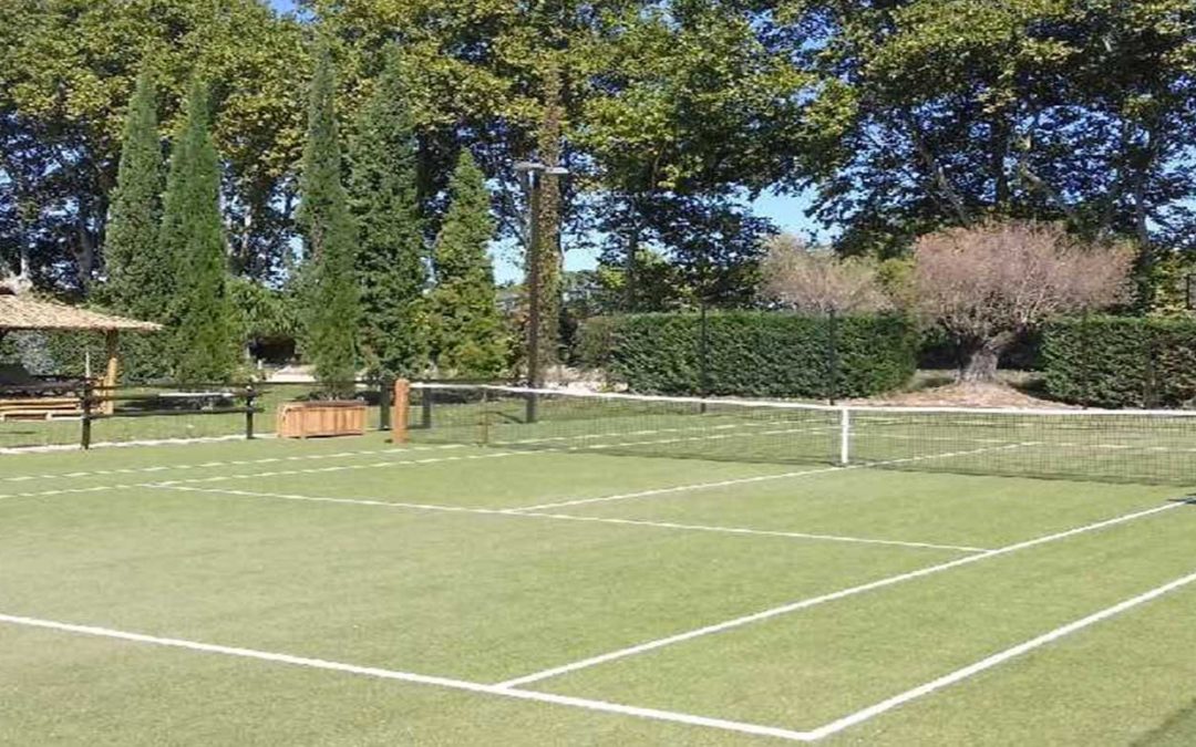 Service Tennis, spécialisée dans la construction de terrains de tennis en gazon synthétique à Nice gère très bien de l'espace disponible