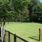 La construction d'un terrain de tennis en gazon synthétique a Nice est une tâche complexe qui nécessite une expertise approfondie.