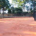 L'arrosage des courts de tennis est essentiel pour maintenir des conditions de jeu optimales. À Mougins, où le soleil brille fréquemment