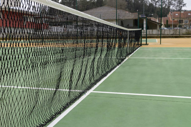 La construction des courts de tennis à Mougins est une tâche complexe qui nécessite une expertise considérable.