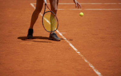 Comment Service Tennis intègre-t-il des mesures anti-glissement dans ses courts de tennis à Mougins ?
