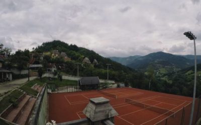 Comment les constructeurs de terrains de tennis en béton poreux dans les Alpes-Maritimes gèrent-ils les aspects légaux et réglementaires de leurs projets ?
