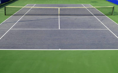 Comment les constructeurs de terrains de tennis en béton poreux dans les Alpes-Maritimes gèrent-ils les préoccupations liées à la sécurité sur leurs installations ?