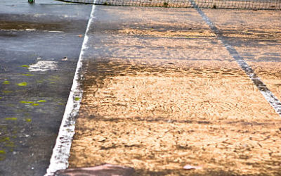 Les constructeurs de courts de tennis en béton poreux dans les Alpes-Maritimes offrent-ils des conseils sur l&rsquo;entretien du court ?