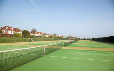 Comment gérer efficacement l’écoulement de l’eau sur les courts de tennis en extérieur ?