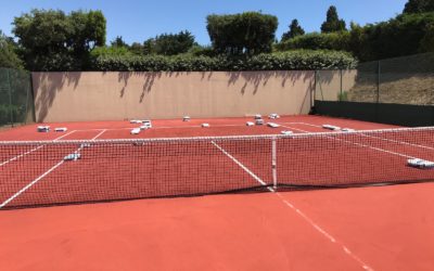 Construction de terrain de tennis dans les Alpes-Maritimes par Service Tennis : L’importance Cruciale de Leur Expertise pour Respecter les Normes Internationales