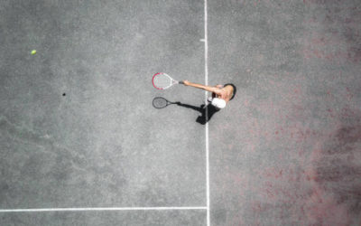 Comment un constructeur de courts de tennis en béton poreux a Nice assure-t-il la durabilité des couleurs et des marquages sur le court ?