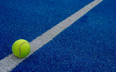 Construction terrain de tennis en gazon synthétique à Toulon : Quels sont les processus de Service Tennis pour garantir une surface de jeu homogène ?