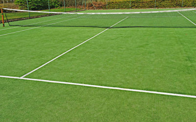 Comment la technologie de remplissage du gazon synthétique influence-t-elle la performance du jeu sur un terrain de tennis à Toulon?