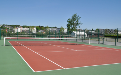 Pourquoi est-il important de maintenir une communication ouverte avec les propriétaires de courts de tennis?