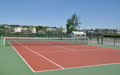 Pourquoi est-il important de considérer l’usure des balles de tennis sur différents types de surfaces ?