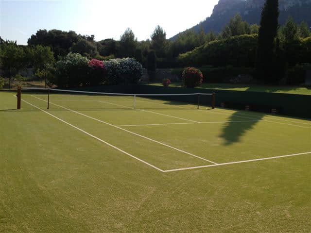 Constructeur de court de tennis à Grasse dans les Alpes Maritimes : Comment abordez-vous la rénovation de vieux courts de tennis pour les mettre aux normes actuelles ?