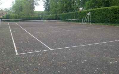 Comment évaluer quand il est temps de resurfacer un court de tennis ?