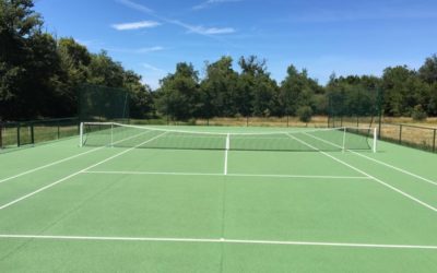 Construction Terrain de Tennis en Gazon Synthétique Toulon : Comment Service Tennis s’adapte aux besoins spécifiques des clients pour la personnalisation des terrains ?