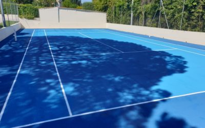 Constructeur de Court de Tennis à Nice dans les Alpes-Maritimes : Quels sont les Avantages d’un Court Couvert par Rapport à un Court Extérieur ?