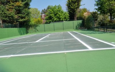 Comment prévenir la formation de mousses et d’algues sur les courts de tennis à Mougins ?