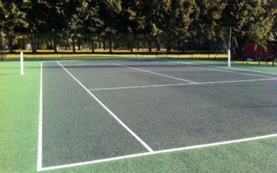 Comment les constructeurs de courts de tennis dans les Alpes-Maritimes abordent-ils la rénovation de courts existants ?