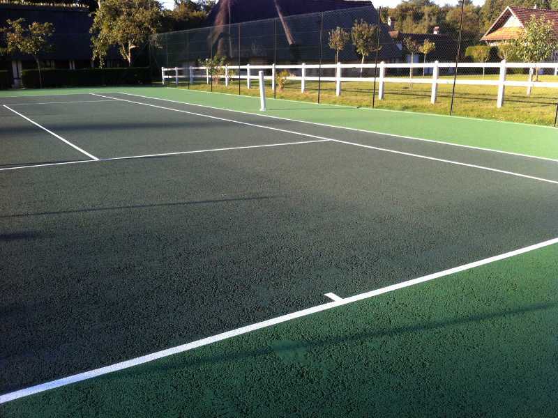 Quels sont les avantages comparatifs des courts de tennis en béton poreux par rapport aux autres types de surfaces dans les Alpes-Maritimes ?