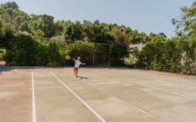 Constructeur Court de Tennis en Béton Poreux Nice : Quels sont les avantages de l&rsquo;utilisation de du béton poreux par service tennis pour les courts de tennis?