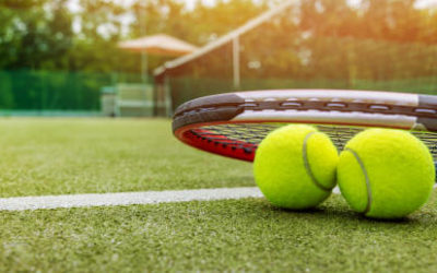 Constructeur terrain de tennis en gazon synthétique à Nice : Ont-ils des solutions pour les terrains endommagés par les intempéries ?