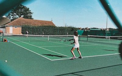 L&rsquo;importance du choix des matériaux dans la construction d&rsquo;un court de tennis à Toulon pour une école primaire