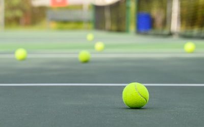 La Construction d’un Court de Tennis en Béton Poreux à Fréjus : Influence sur le Choix des Matériaux de Construction