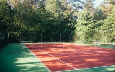Construction de courts de tennis à Toulon : Quelles options pour réduire la pollution atmosphérique ?