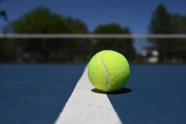 Les Constructeurs de Terrains de Tennis en Béton Poreux dans les Alpes-Maritimes : Des Experts de l&rsquo;Entretien