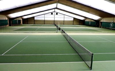 Construction de terrains de tennis dans les Alpes-Maritimes par Service Tennis : Pourquoi choisir leur service pour des terrains nécessitant des travaux de terrassement complexes ?