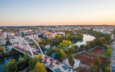 Service Tennis constructeur Terrain de tennis à Nice : Comment assurez-vous une intégration esthétique des terrains dans les zones historiques ou patrimoniales ?