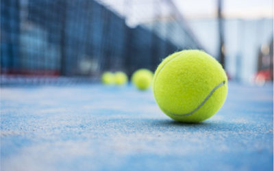Pourquoi est-il avantageux d’utiliser des peintures anti-reflets pour les lignes de court de tennis ?