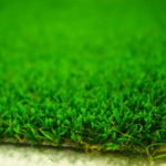 Les constructeurs de terrains de tennis en gazon synthétique à Nice prennent en compte l'importance de minimiser les reflets du soleil sur