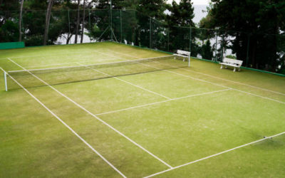 Pourquoi l’intégration de systèmes d’arrosage est-elle moins courante dans les terrains de tennis en gazon synthétique à Toulon?