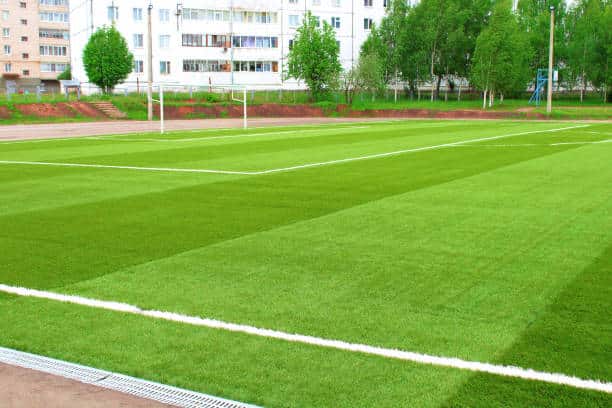 constructeur terrain gazon synthétique à Nice offre de nombreux avantages en termes de durabilité et d'entretien, mais elle n'est pas exemple