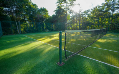 Construction terrain de tennis en gazon synthétique Toulon : Quelles sont les options de gazon synthétique antichoc chez Service Tennis pour prévenir les blessures ?