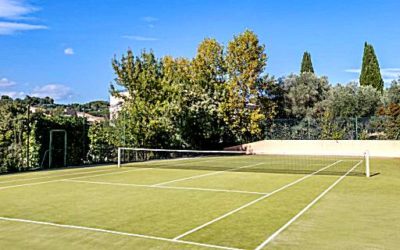 Pourquoi est-il important d’avoir une signalétique claire et visible sur et autour de votre court de tennis ?
