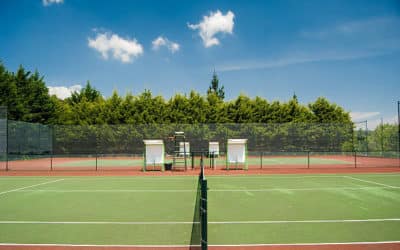En quoi la construction de courts de tennis à Grenoble peut-elle contribuer au développement du sport local ?