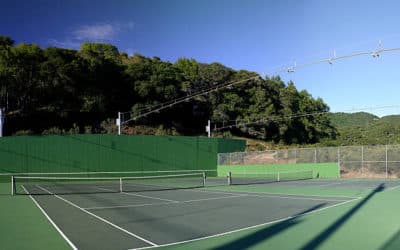Comment concevoir des vestiaires et des espaces de repos de haute qualité pour les joueurs sur un court de tennis à Grenoble ?